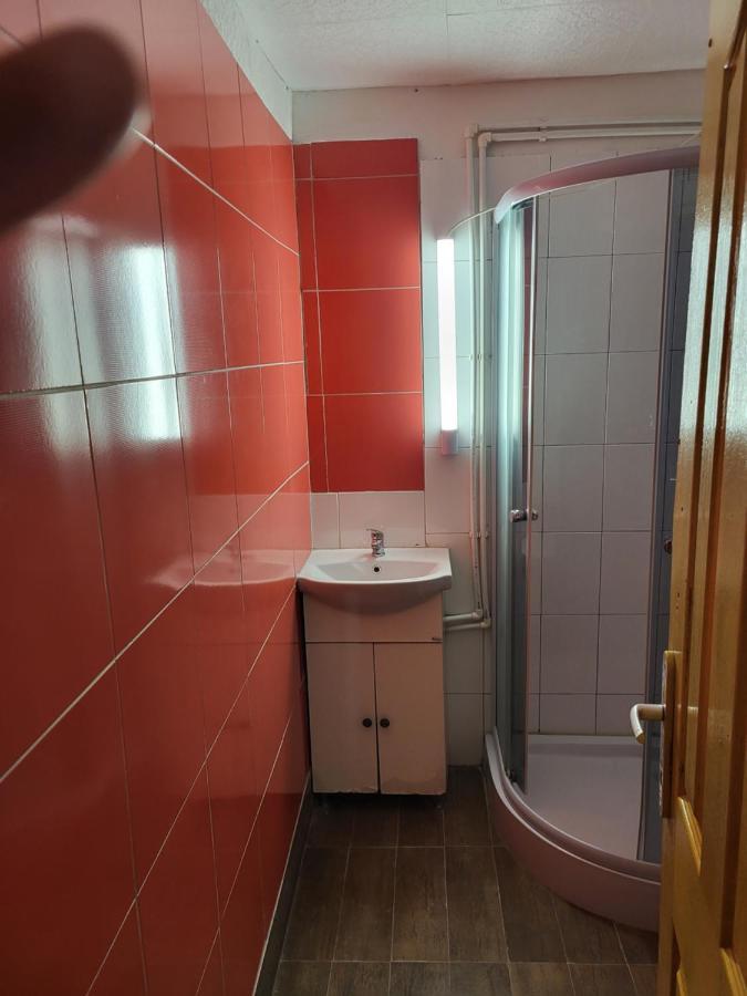 Banat 4 Hostel Бухарест Экстерьер фото