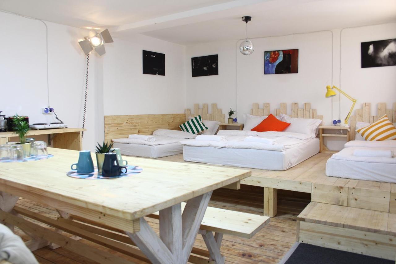 Banat 4 Hostel Бухарест Экстерьер фото